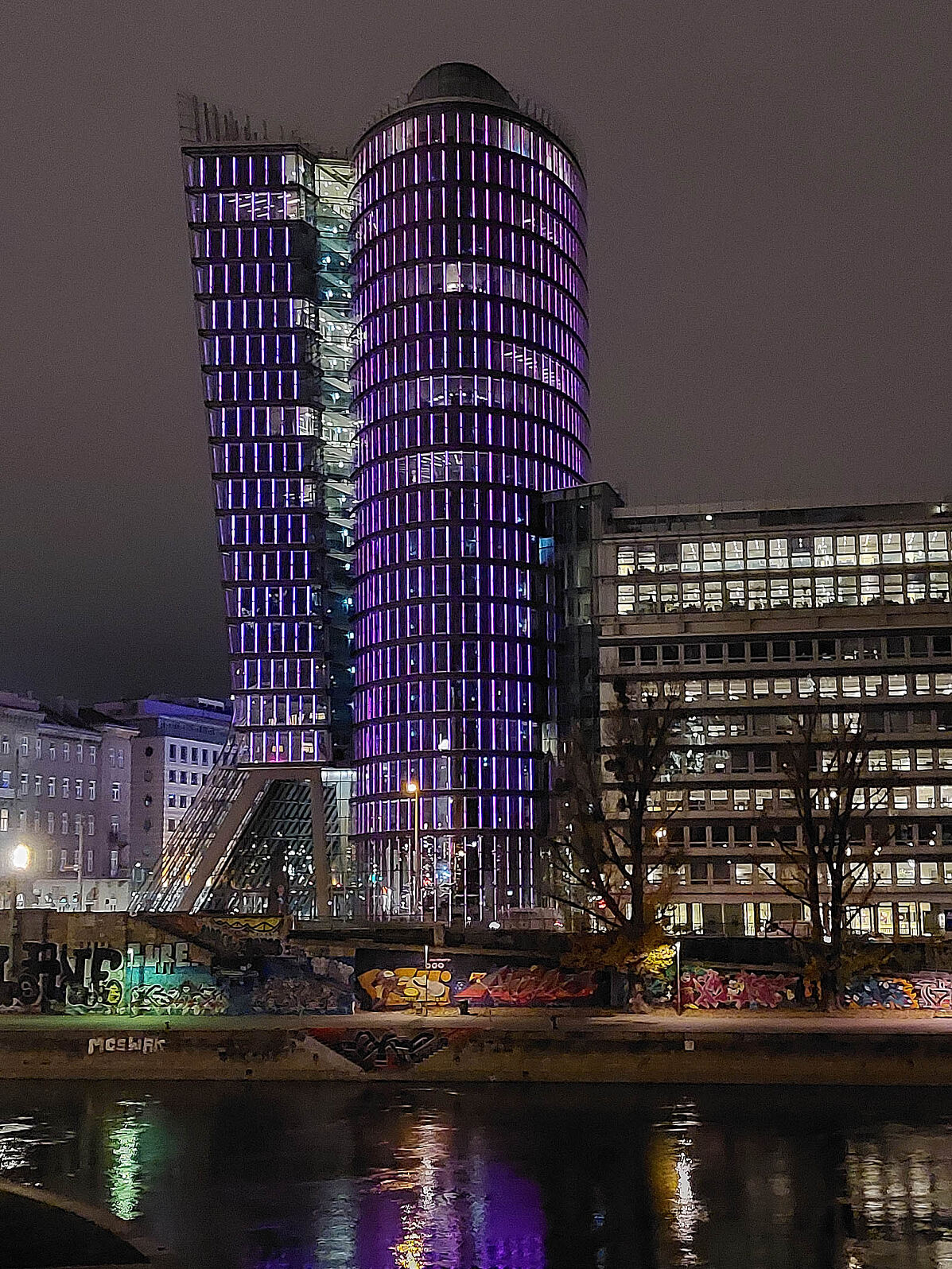 UNIQA Tower_Purple Light Up